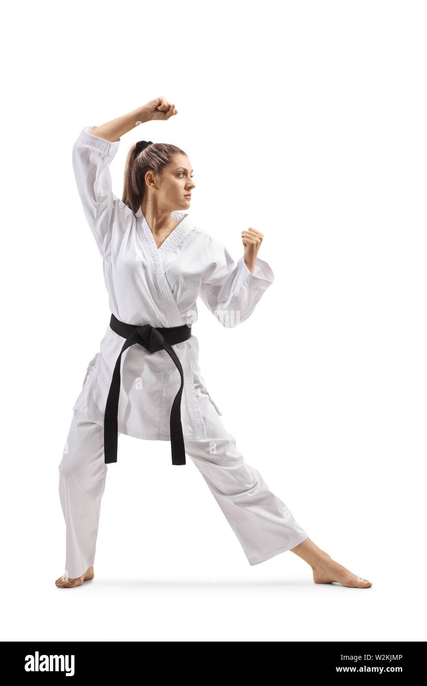 A piena lunghezza shot di una donna con la cintura nera e il kimono a  praticare il karate kata isolati su sfondo bianco Foto stock - Alamy