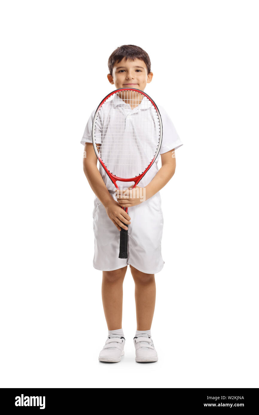A piena lunghezza Ritratto di un ragazzo giocatore di tennis tenendo una racchetta e guardando la telecamera isolata su sfondo bianco Foto Stock