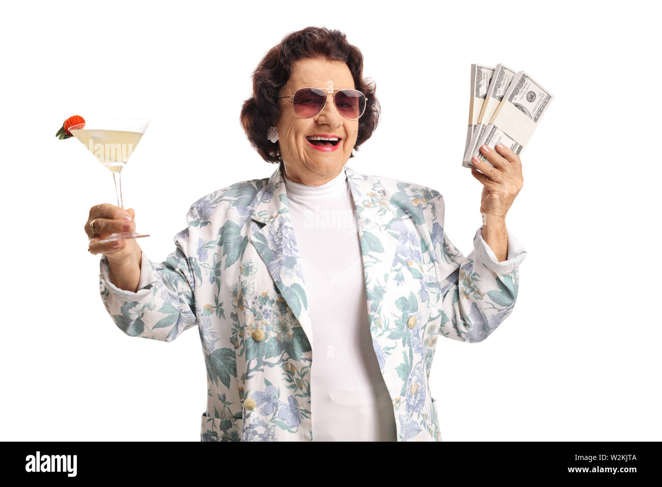 Felice donna senior azienda cocktail e denaro isolato su sfondo bianco Foto Stock