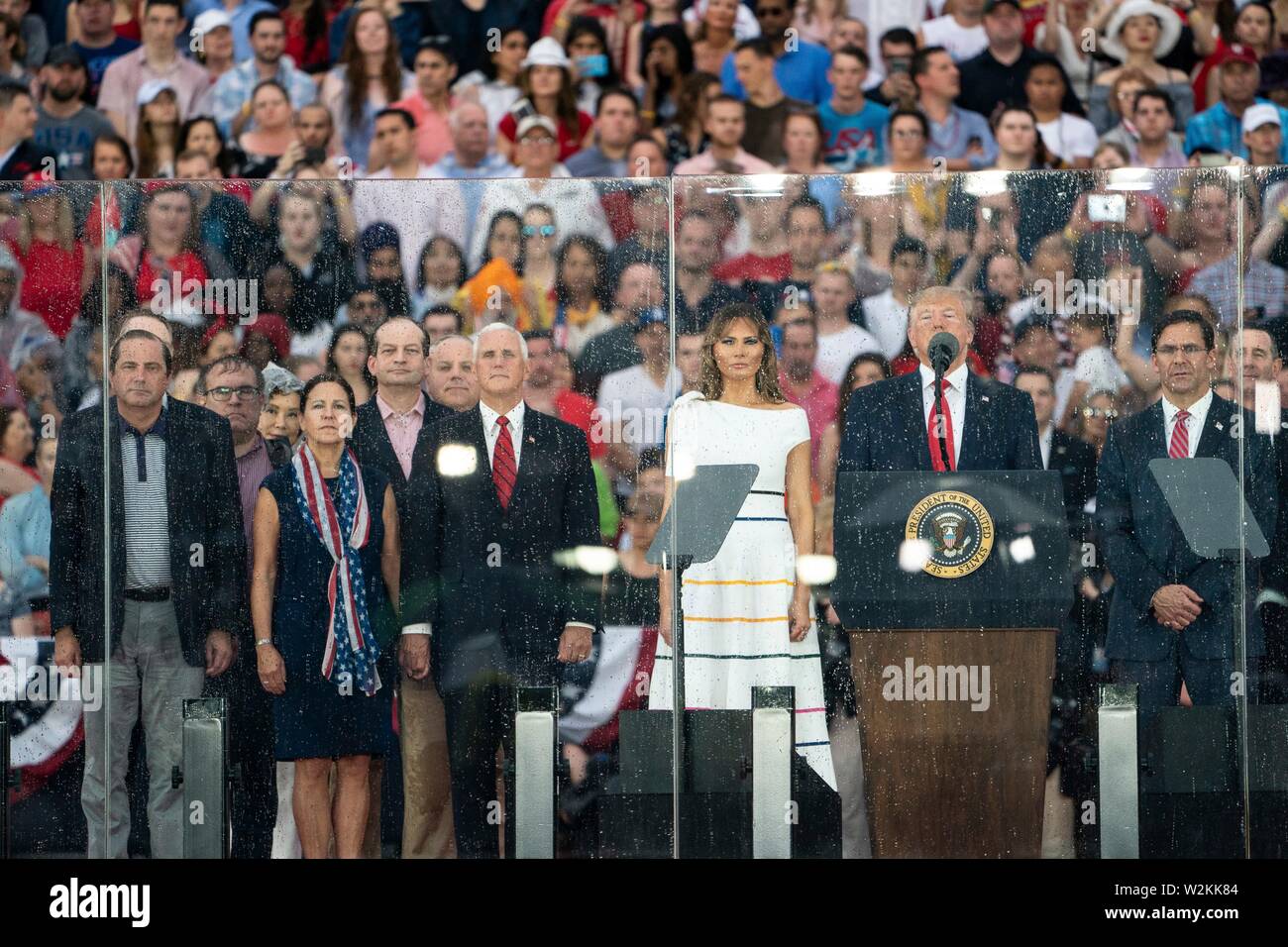 U.S presidente Donald Trump unite da First Lady Melania Trump e Vice Presidente Mike Pence guarda un aeromobile cavalcavia alla Salute in America evento presso il Lincoln Memorial Luglio 4, 2019 a Washington D.C. Foto Stock
