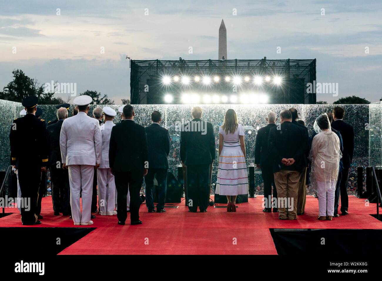 U.S presidente Donald Trump unite da First Lady Melania Trump e gli altri stanno a guardare un aeromobile cavalcavia alla Salute in America evento presso il Lincoln Memorial Luglio 4, 2019 a Washington D.C. Foto Stock