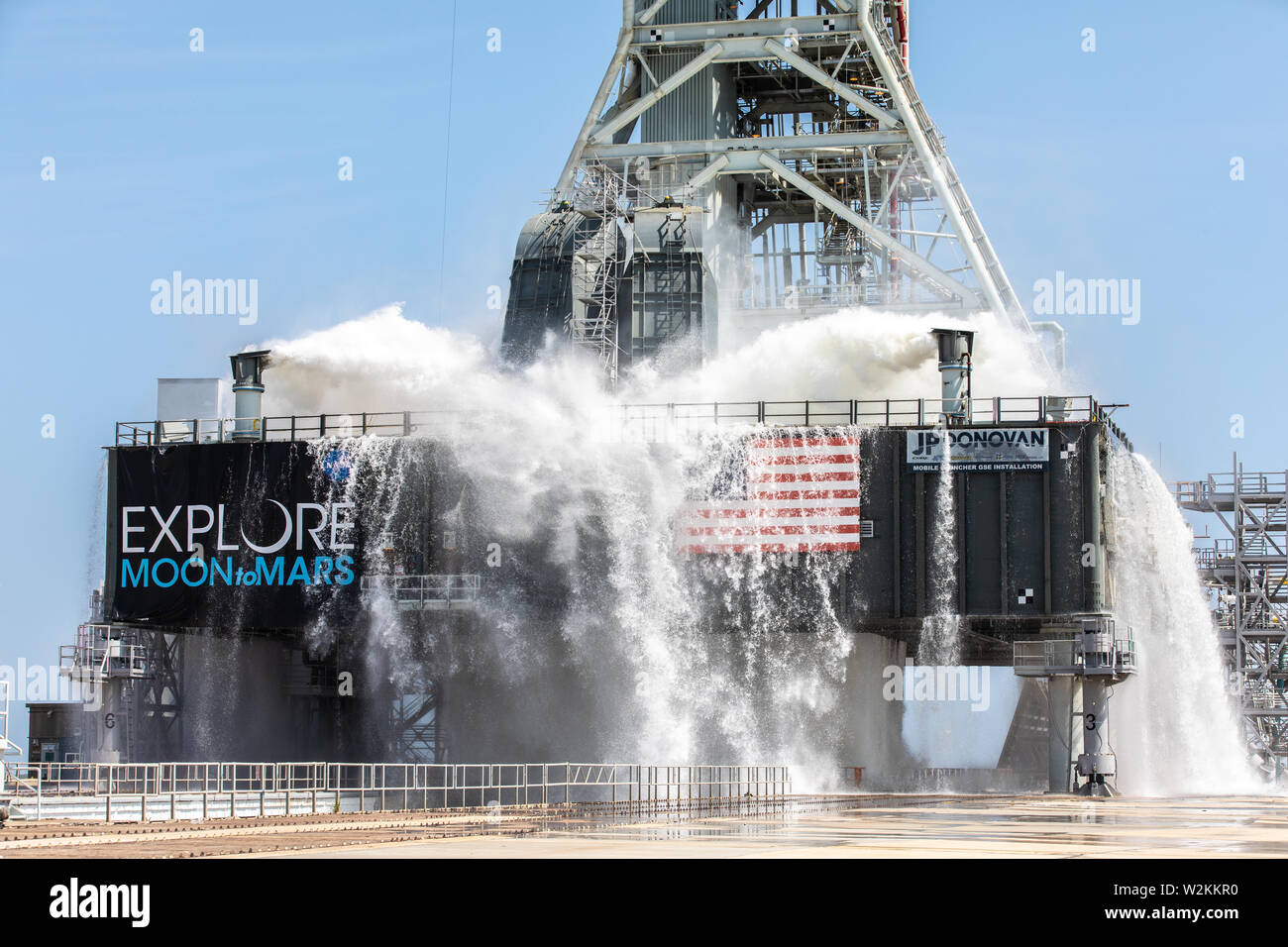 La NASA Orion esplorazione i sistemi di terra conduce un test del flusso idrico con il lanciatore mobile presso il Kennedy Space Center Luglio 2, 2019 in Cape Canaveral, in Florida. La prova è la prima delle nove per verificare il suono del sistema di soppressione è pronto per il lancio della prima missione Artemis. Foto Stock