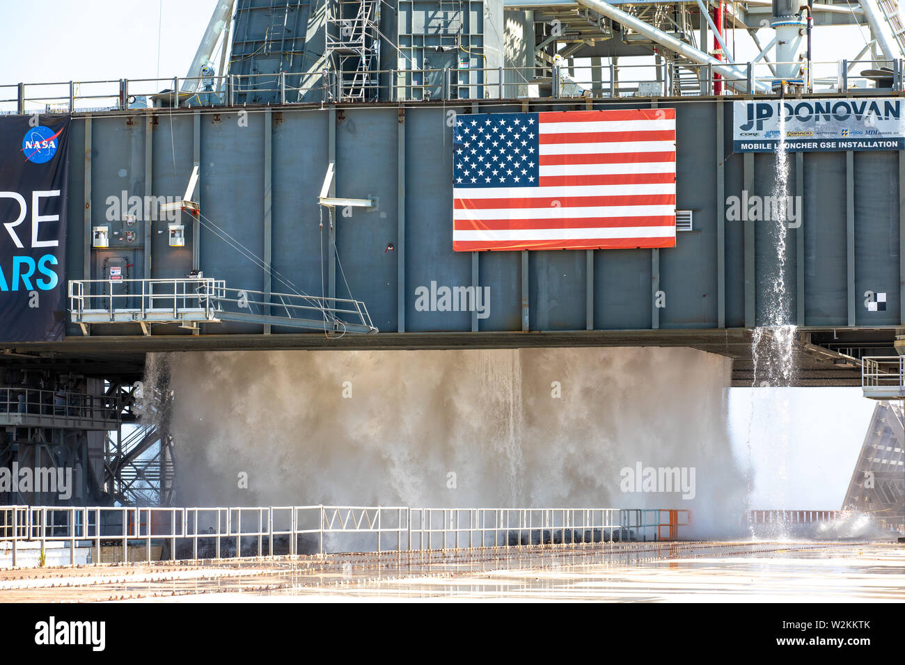 La NASA Orion esplorazione i sistemi di terra conduce un test del flusso idrico con il lanciatore mobile presso il Kennedy Space Center Luglio 2, 2019 in Cape Canaveral, in Florida. La prova è la prima delle nove per verificare il suono del sistema di soppressione è pronto per il lancio della prima missione Artemis. Foto Stock