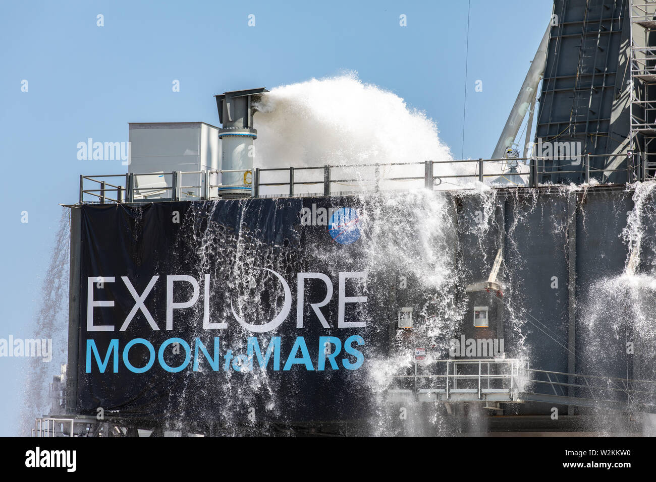 La NASA Orion esplorazione i sistemi di terra conduce un test del flusso idrico con il lanciatore mobile presso il Kennedy Space Center Luglio 2, 2019 in Cape Canaveral, in Florida. La prova è la prima delle nove per verificare il suono del sistema di soppressione è pronto per il lancio della prima missione Artemis. Foto Stock