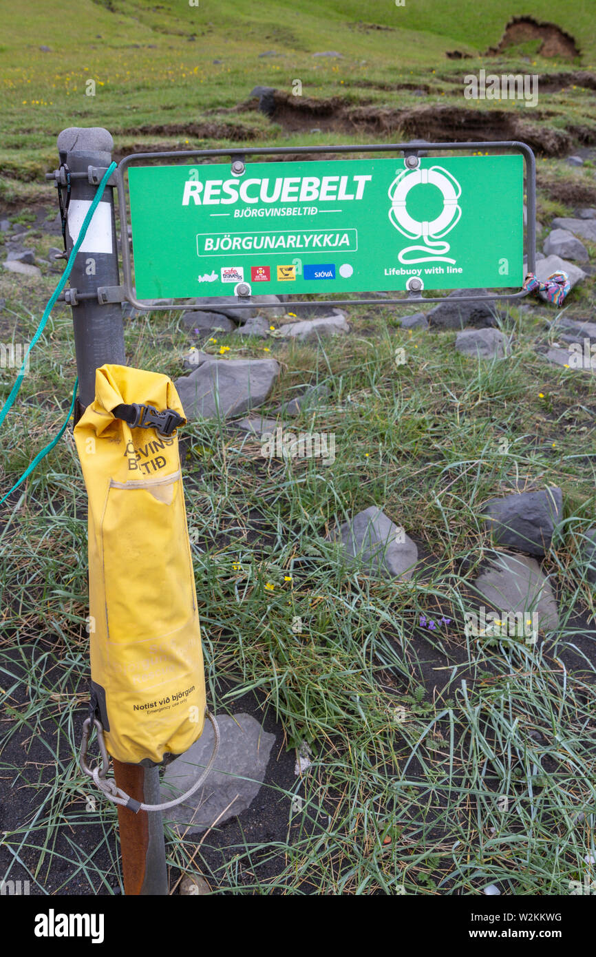 Un salvagente Rescuebelt dispositivo di sicurezza collegato ad un posto nella parte superiore della spiaggia di Reynisfjara, sud dell'Islanda. Foto Stock