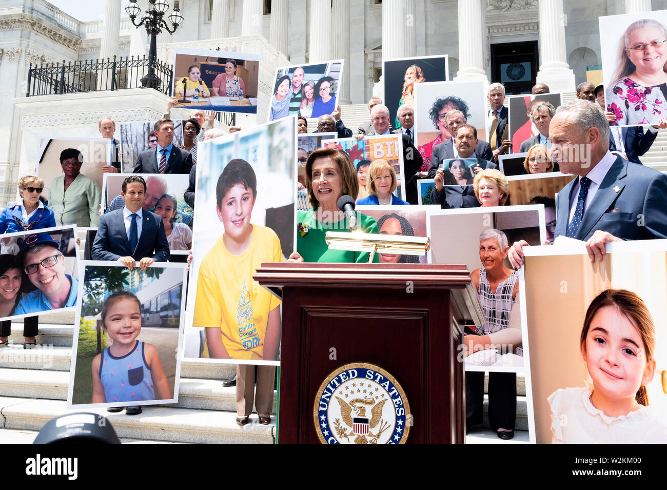 Stati Uniti Rappresentante Nancy Pelosi (D-CA) parla durante una manifestazione contro il "assalto su protezioni per persone con condizioni pre-esistenti', sui passi dell'U.S. Campidoglio in Washington, DC. Foto Stock