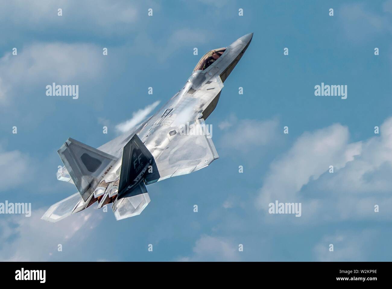 Stati Uniti Air Force Il Mag. Paolo Lopez pilota con la F-22 Stealth Fighter Squadron di dimostrazione, tira il suo aereo in una salita verticale durante la Battle Creek Campo di Volo air show Luglio 7, 2019 in Battlecreek, Michigan. Foto Stock