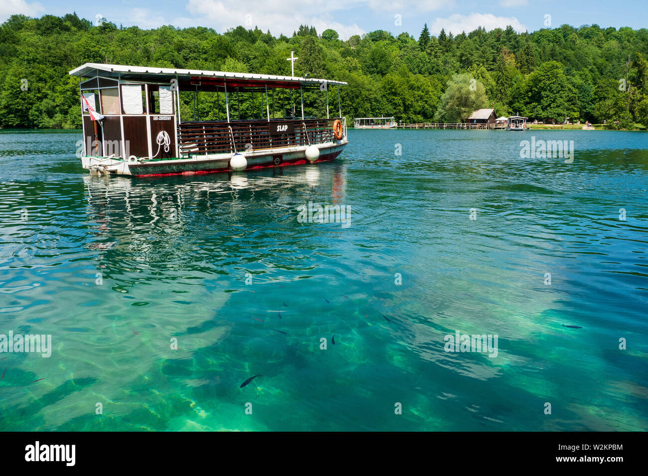 Vista di uno dei traghetti operanti presso il Parco Nazionale dei Laghi di Plitvice crociera sul Jezero Kozjak, Lago Kozjak e si avvicina al sito di atterraggio Foto Stock