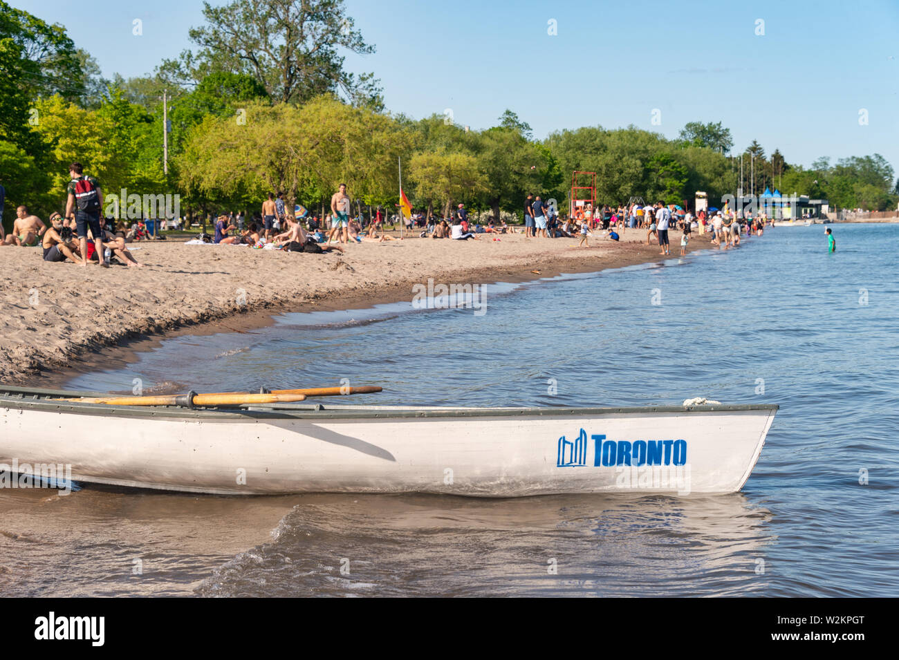 Toronto, CA - 23 Giugno 2019: piccola barca con Toronto city logo posto barca al centro island beach. Foto Stock