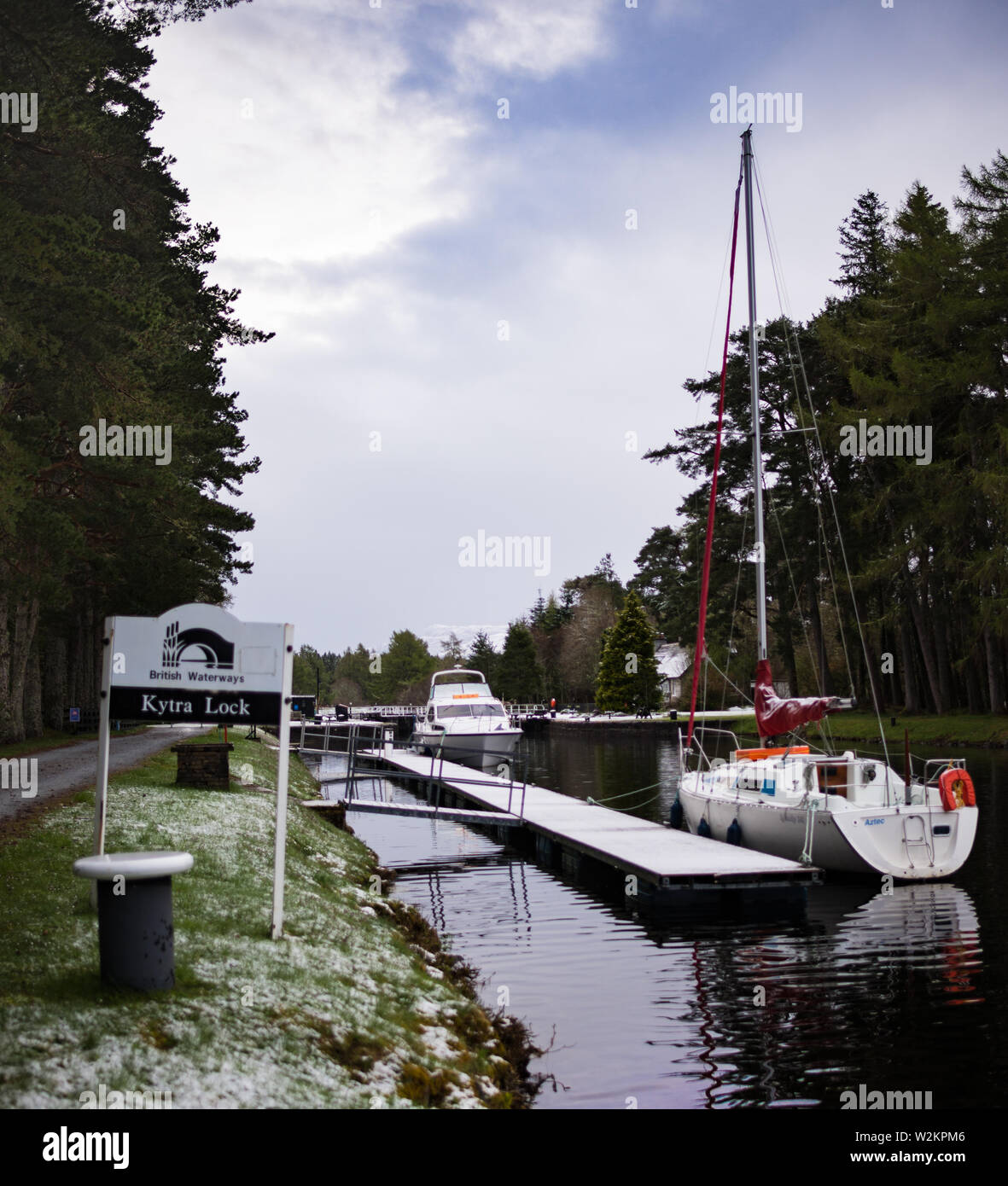 Aprile neve in Kytra, barca ormeggiata Foto Stock
