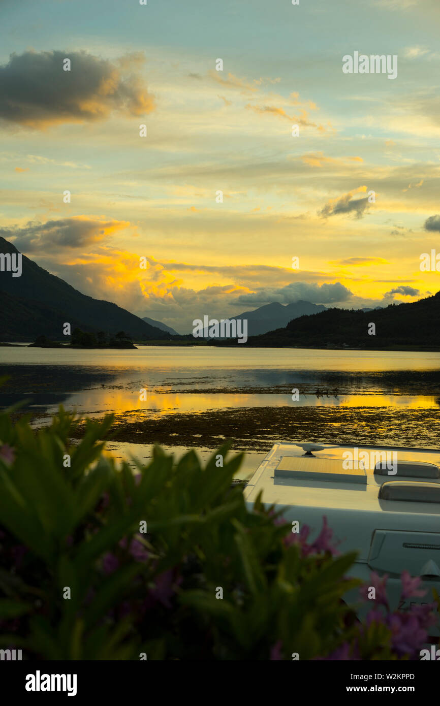 Tramonto su Loch Leven da Invercoe guardando verso nord Ballachulish,Highland, Scotland, Regno Unito. Foto Stock