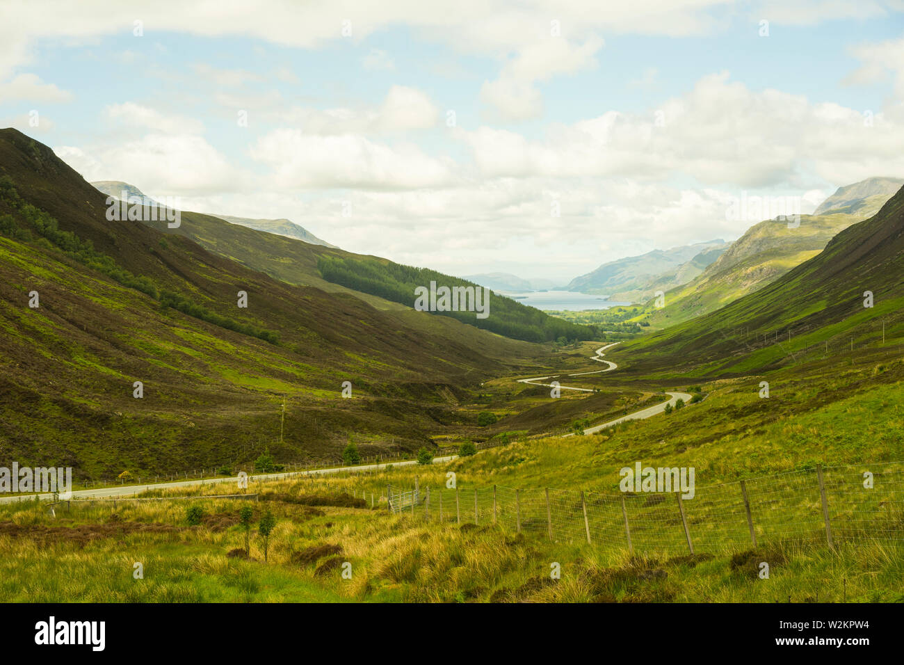Guardando verso il basso la A832 verso Kinlochewe e Loch Maree nella distanza.Wester Ross,Highland,Scozia, Regno Unito. Foto Stock