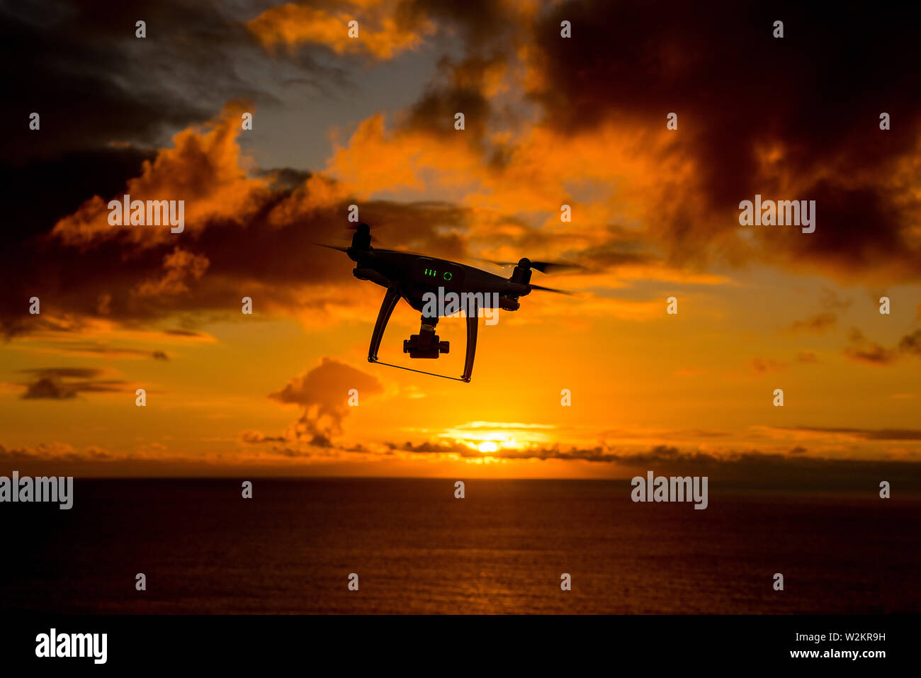 La pittoresca di dron tramonto sull'oceano bel sole arancione cloudthe colore Isola Canarie Foto Stock