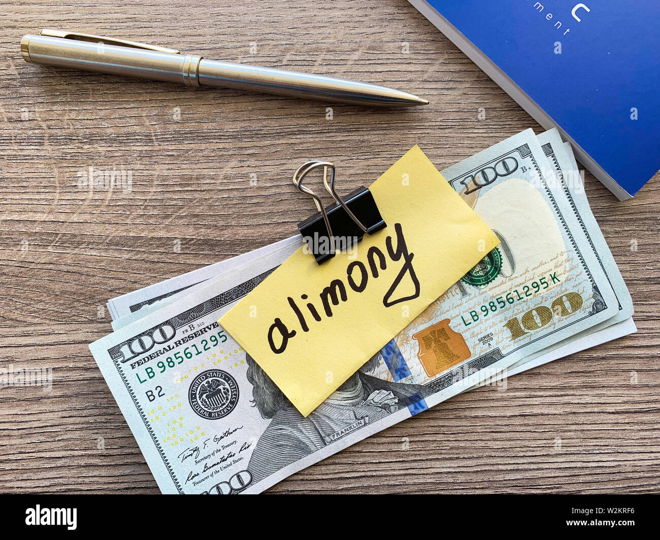 Pagamenti alimony. Pila di dollari con firmare assegni alimentari e denaro. Il divorzio e il concetto di separazione Foto Stock