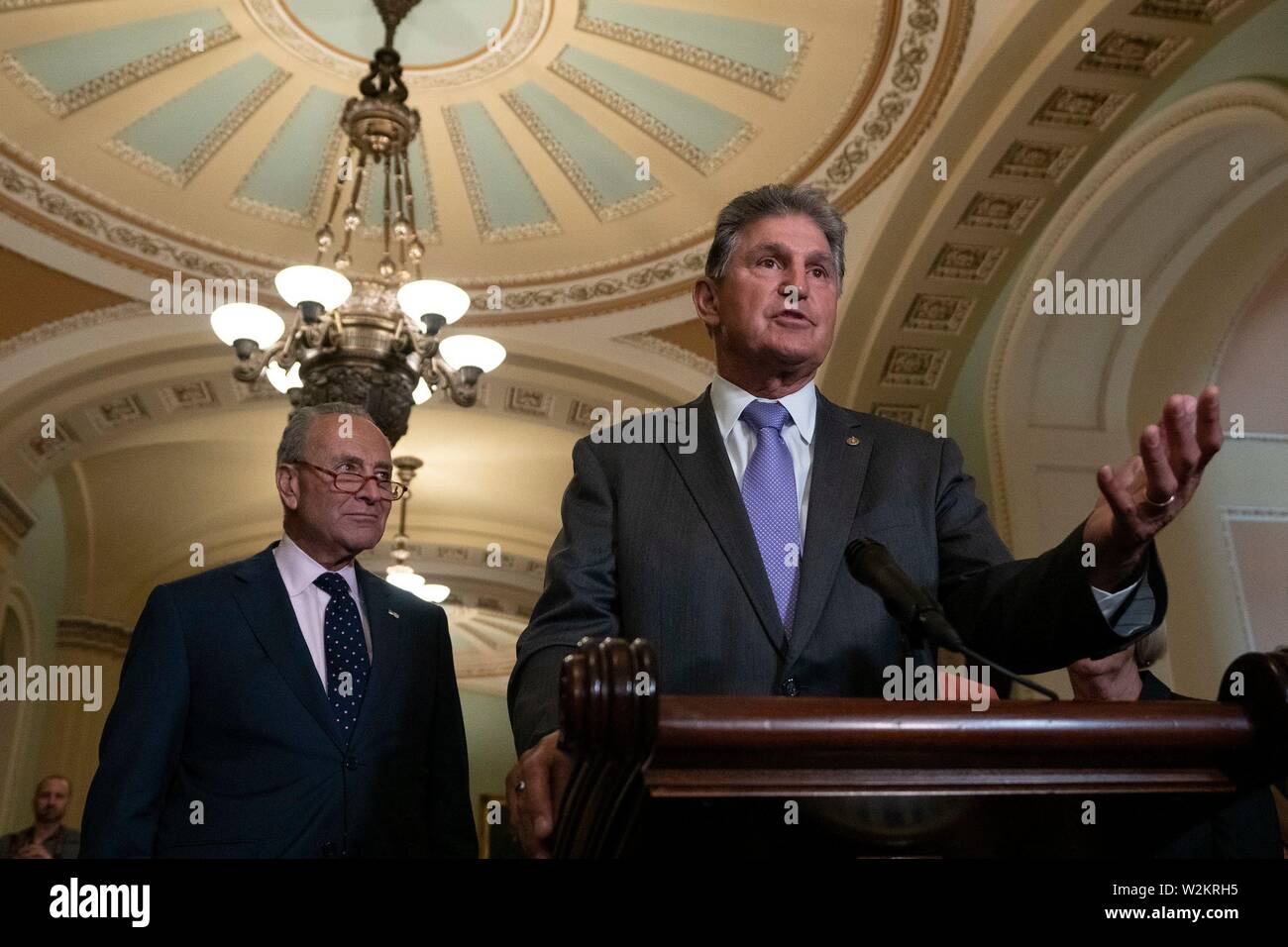 Washington, Stati Uniti d'America. 09 Luglio, 2019. Stati Uniti il senatore Joe Manchin III (Democratico del West Virginia) parla nel corso di una conferenza stampa a seguito della politica del Senato pranzi al Campidoglio di Washington, DC, Stati Uniti il 9 luglio 2019. Credito: Stefani Reynolds/CNP | Utilizzo di credito in tutto il mondo: dpa/Alamy Live News Foto Stock