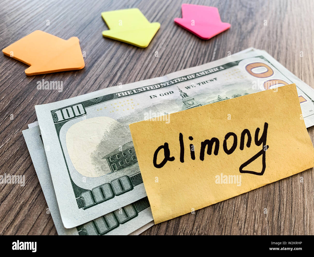Pagamenti alimony. Pila di dollari con firmare assegni alimentari e denaro. Il divorzio e il concetto di separazione Foto Stock