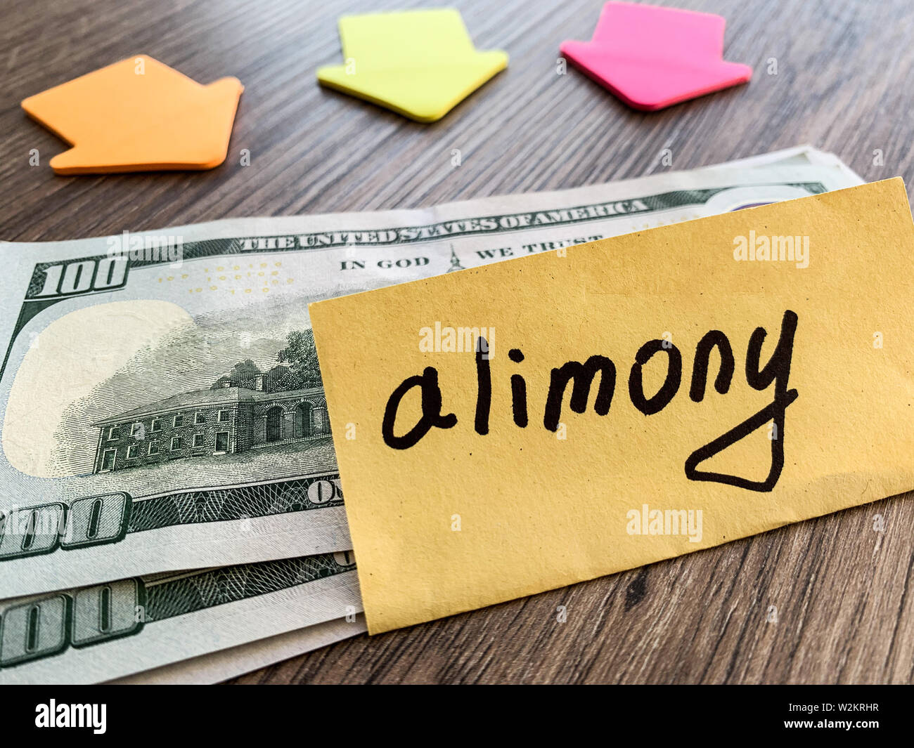 Pagamenti alimony. Pila di dollari con firmare assegni alimentari e denaro. Il divorzio e il concetto di separazione Foto Stock