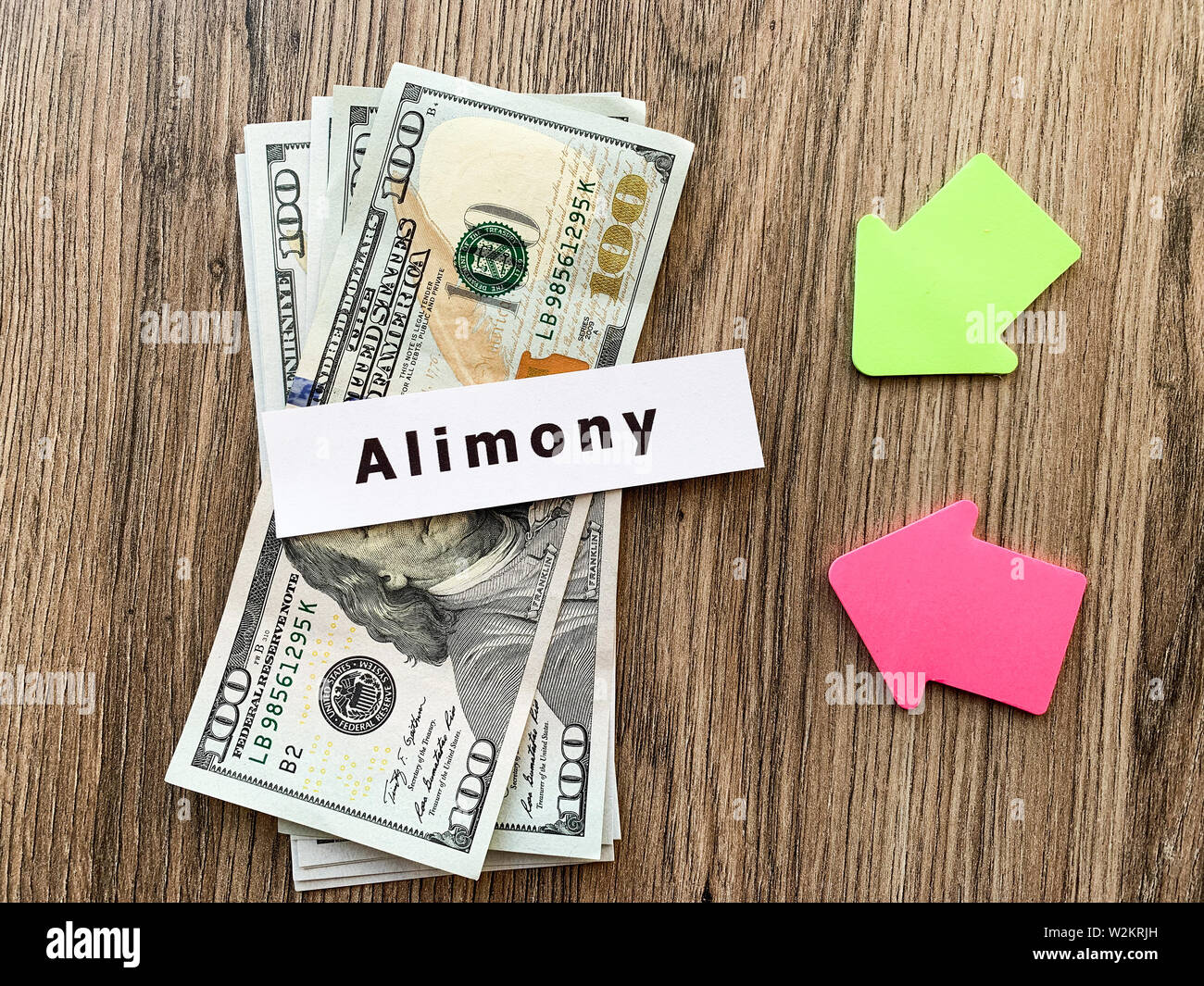 Pagamenti alimony. Pila di dollari con firmare assegni alimentari e denaro. Il divorzio e il concetto di separazione Foto Stock