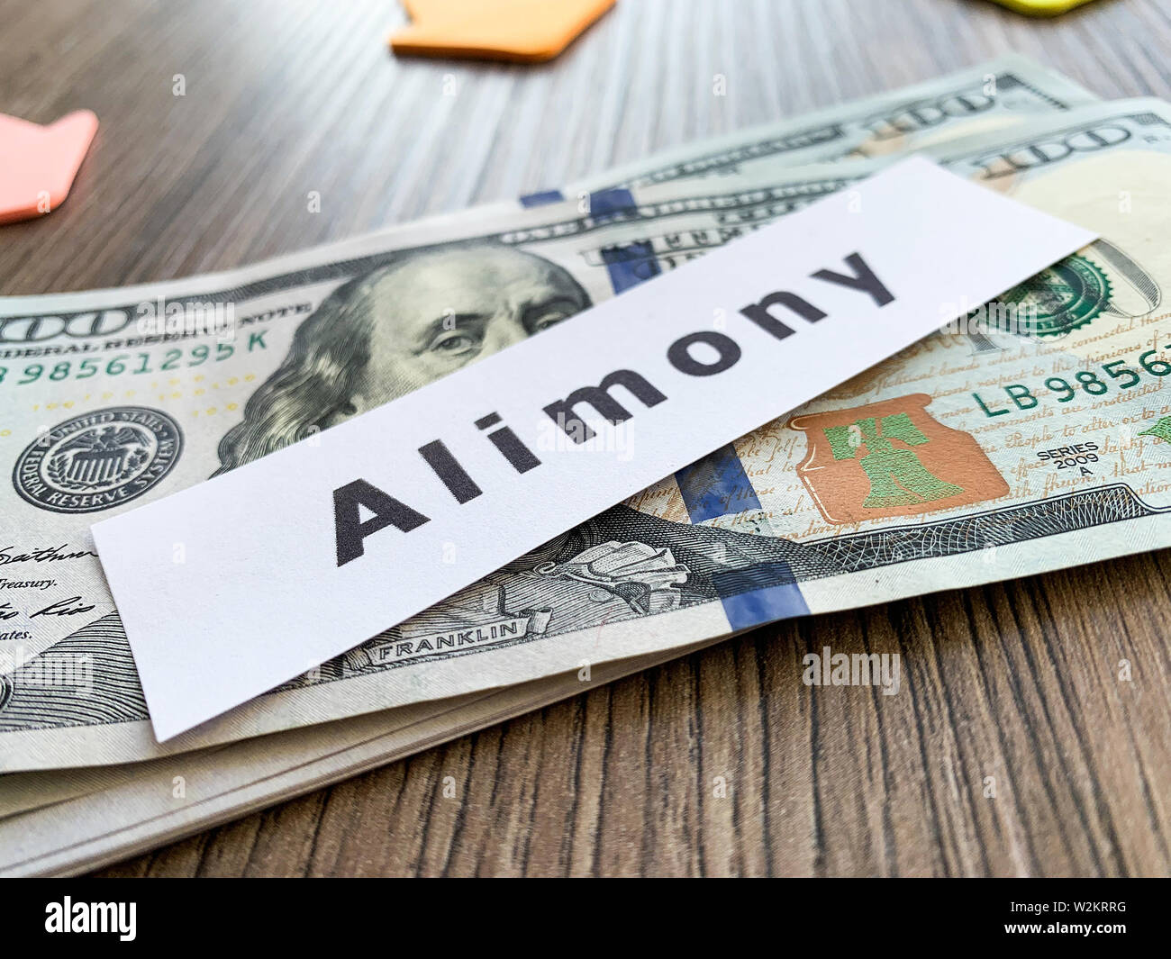 Pagamenti alimony. Pila di dollari con firmare assegni alimentari e denaro. Il divorzio e il concetto di separazione Foto Stock