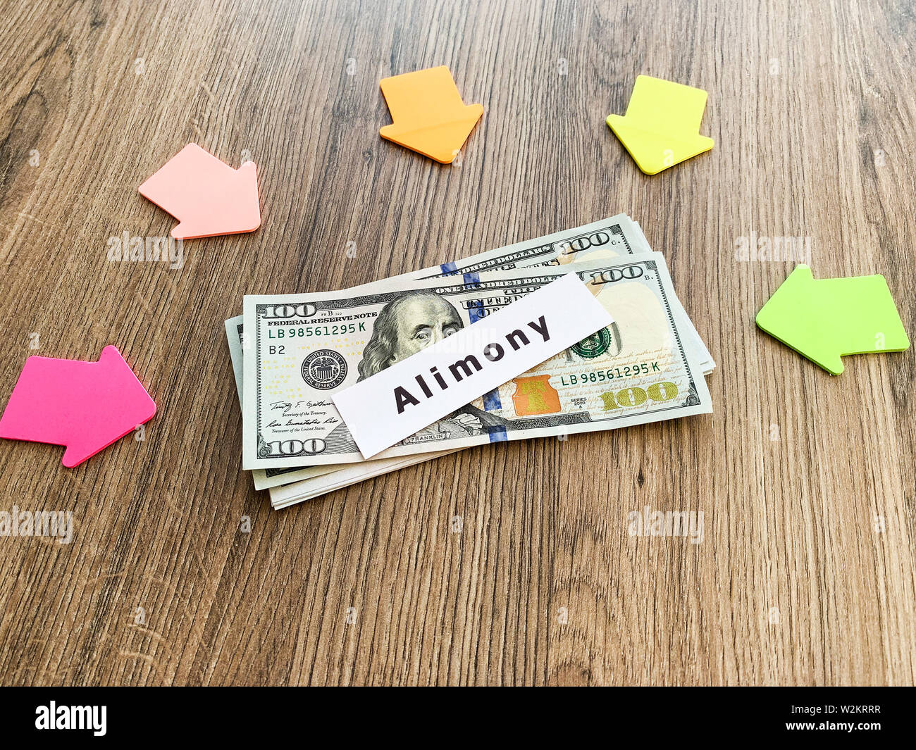 Pagamenti alimony. Pila di dollari con firmare assegni alimentari e denaro. Il divorzio e il concetto di separazione Foto Stock