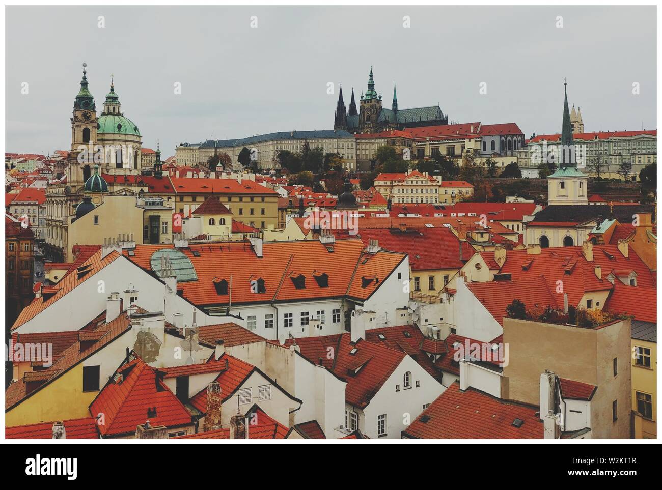 Un tetto con vista di Praga e il bellissimo castello di Praga Foto Stock