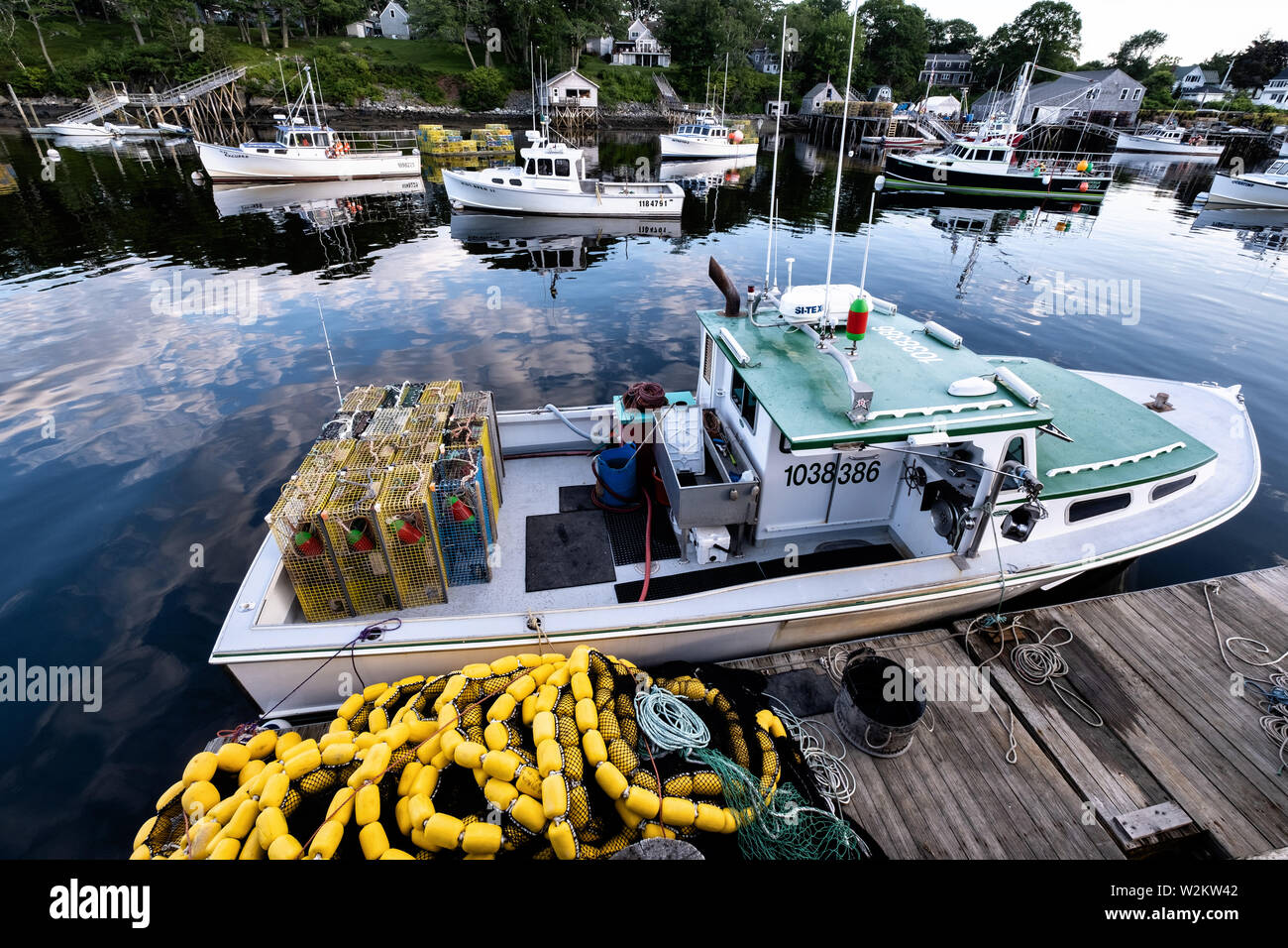 Lobster barche ormeggiate in porto nuovo, Maine. La piccola tasca pittoresco porto è uno degli ultimi porti di lavoro sul midcoast lungo la penisola Pemaquid Foto Stock