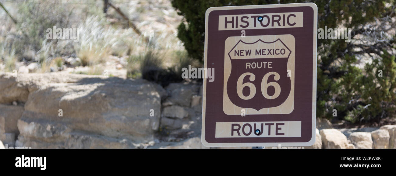 Autostrada marcatori sulla storica strada statale 66 nel sud-ovest americano Foto Stock