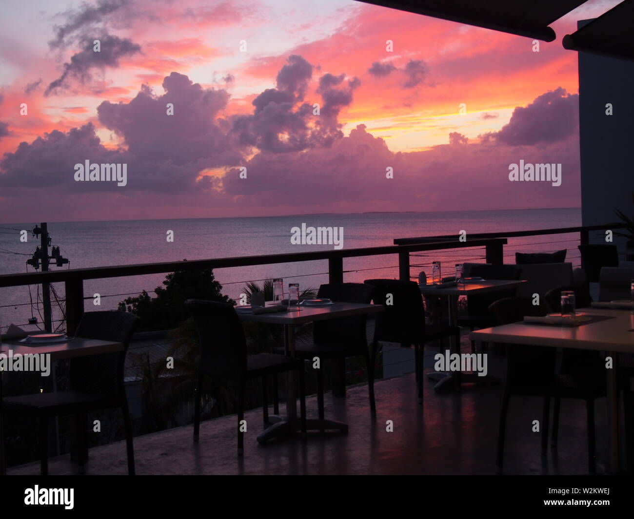 Perfetto, oro rosa & arancione tramonto dalla barra blu in CeBlue resort, Crocus Bay, Anguilla BWI. Foto Stock