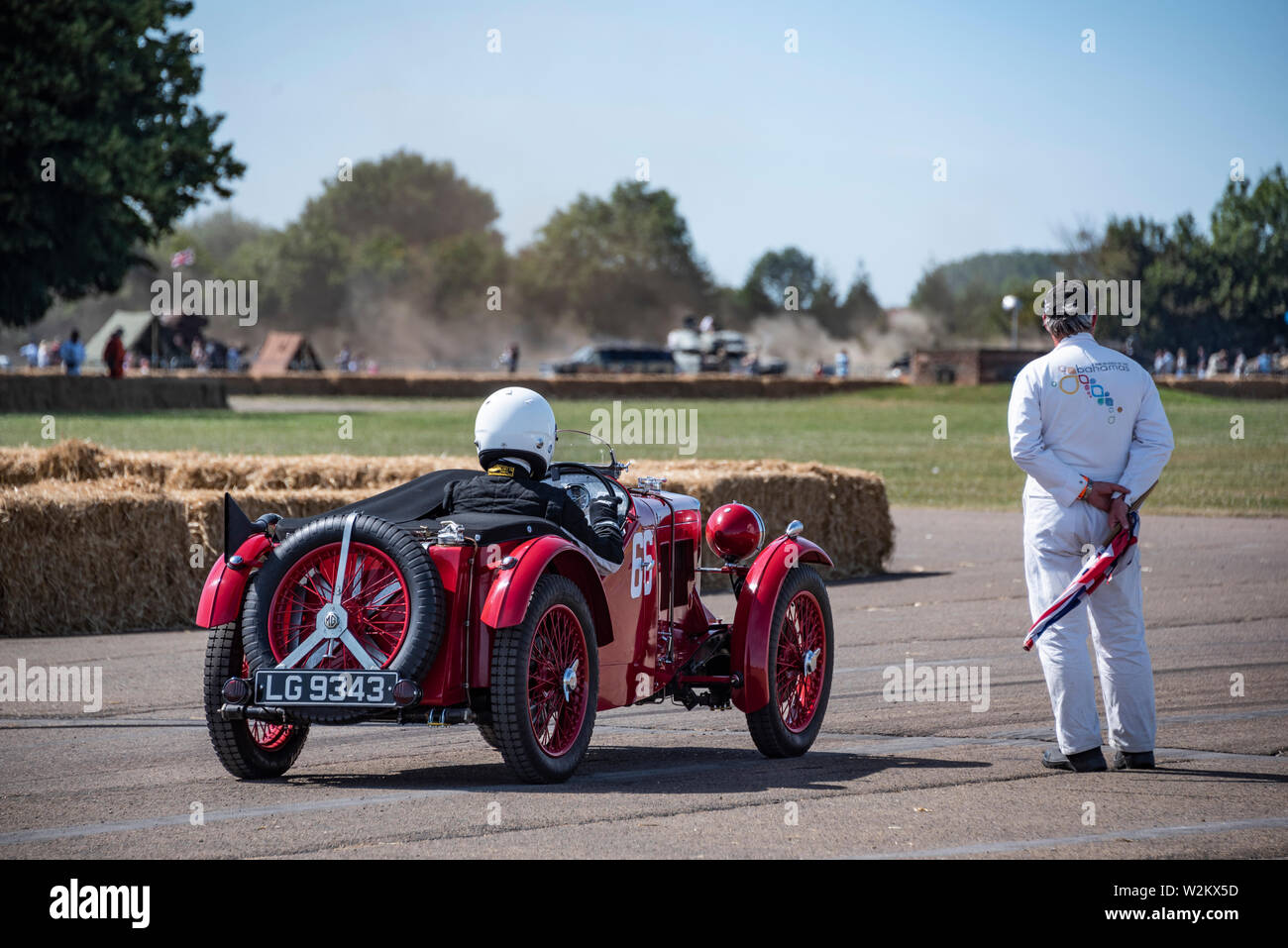 1932 mg di J2 Supercharger racing car attende per iniziare un giro di esposizione al 2018 Festival volano, Bicester Heritage Foto Stock