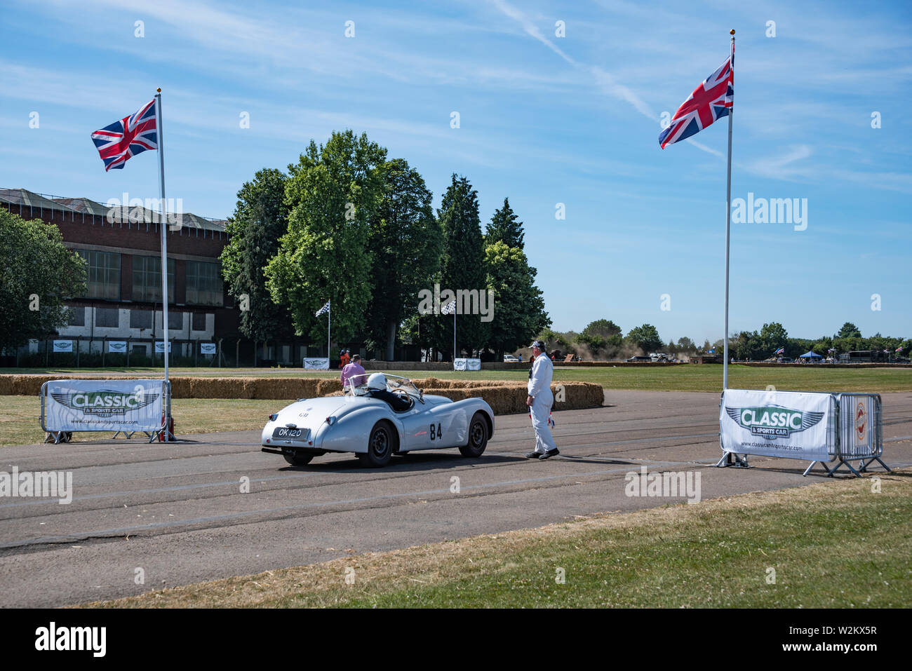 Un degli anni cinquanta la Jaguar XK120 OTS Roadster linee fino per la sua mostra giro, Volano Festival 2018 Foto Stock