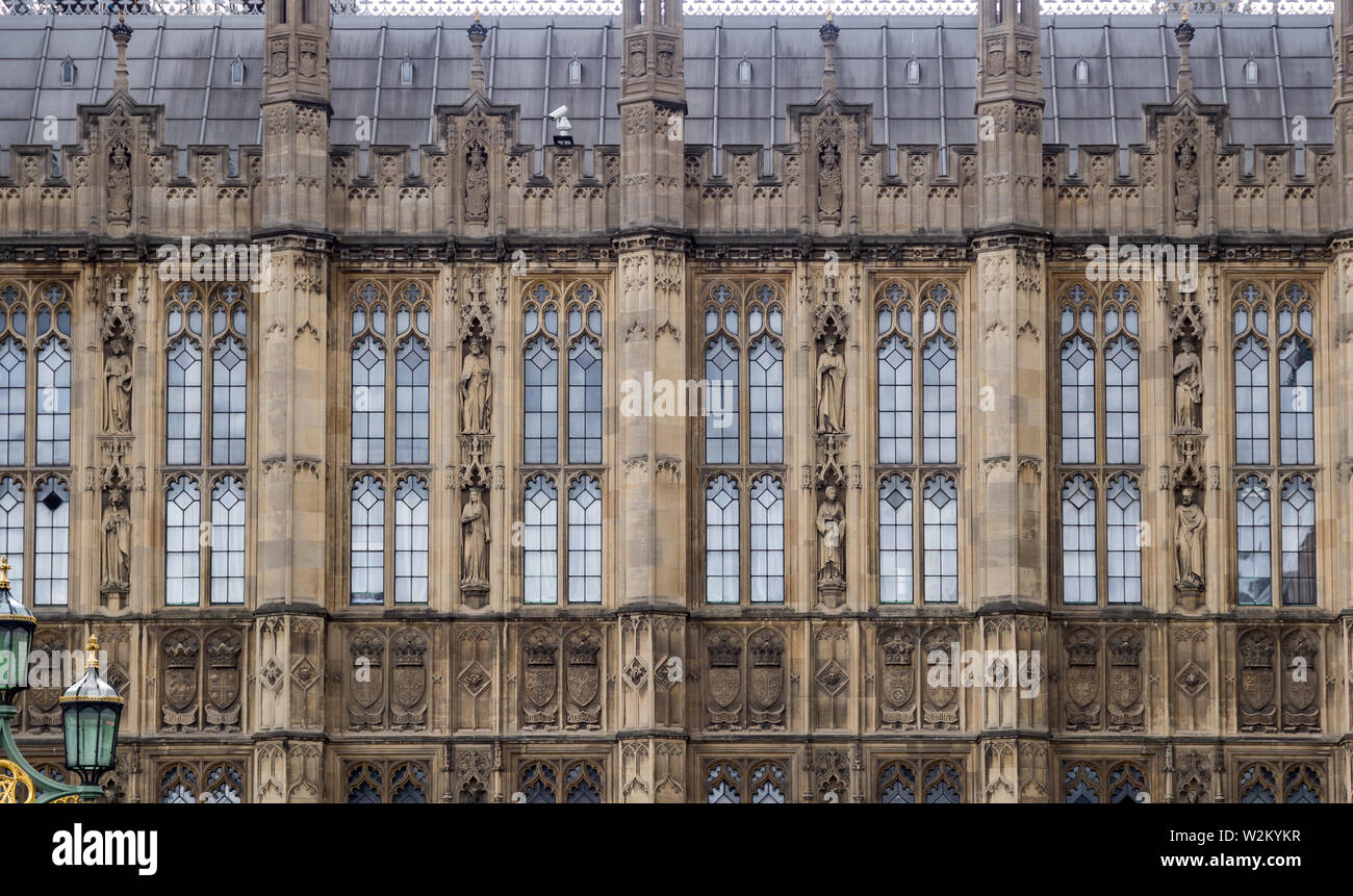 Architettura dettagliata foto del Palazzo di Westminster a Londra, Regno Unito mostra telecamera installata per la sorveglianza Foto Stock