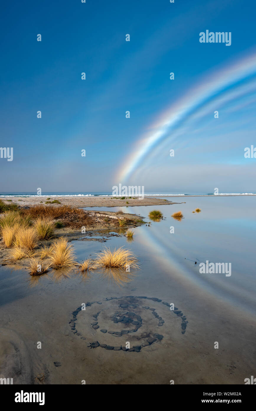 Rainbow oltre il cerchio di pietra Foto Stock