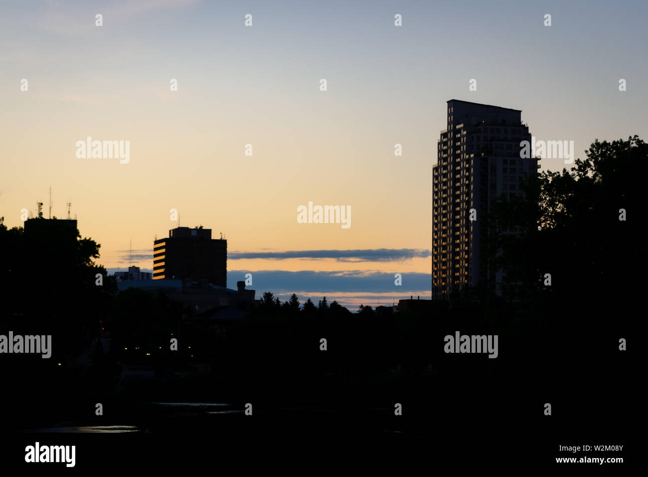 Alba e silhouette senza persone al mattino a metà settimana a Londra Ontario Canada Foto Stock