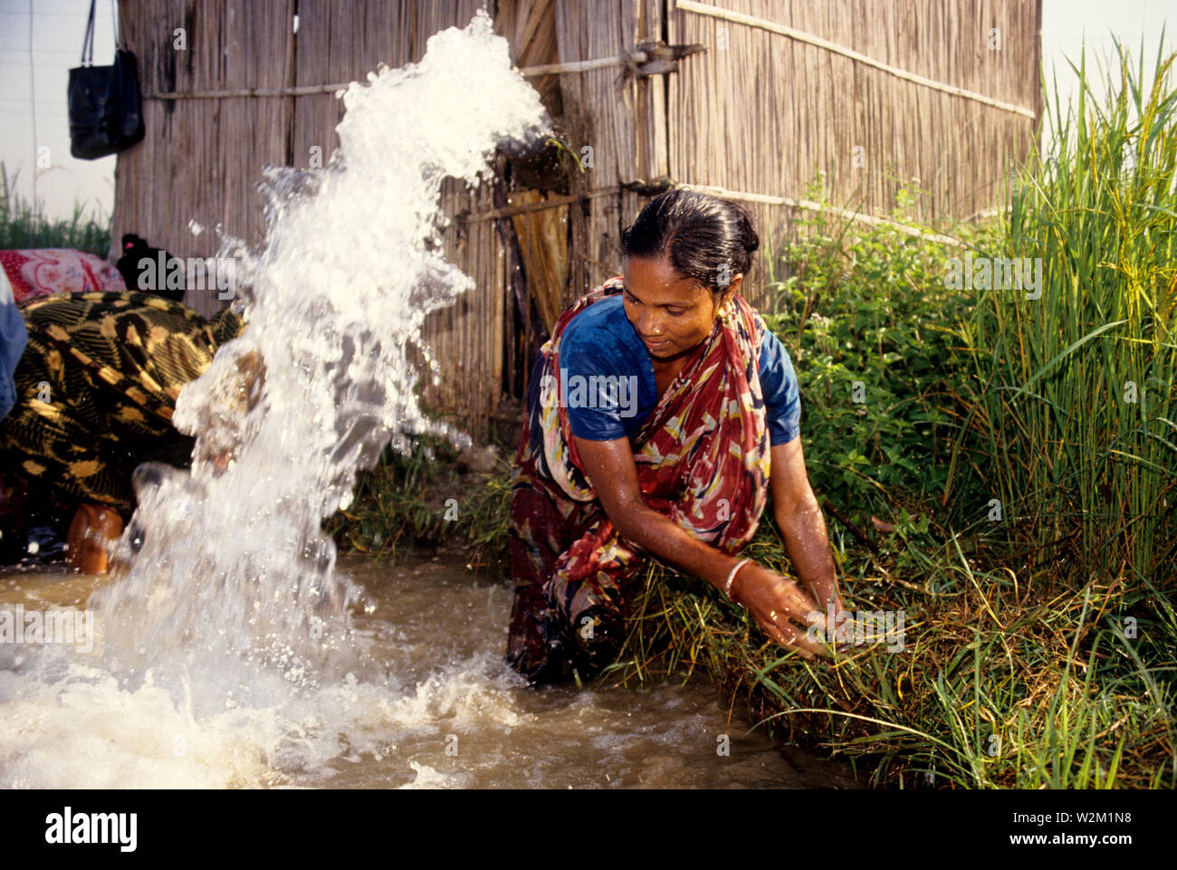 I membri della cooperativa delle donne Shaptagram in Pangsha hanno configurazione collettivamente un tubo profondo bene per la loro irrigazione. Bangladesh Foto Stock