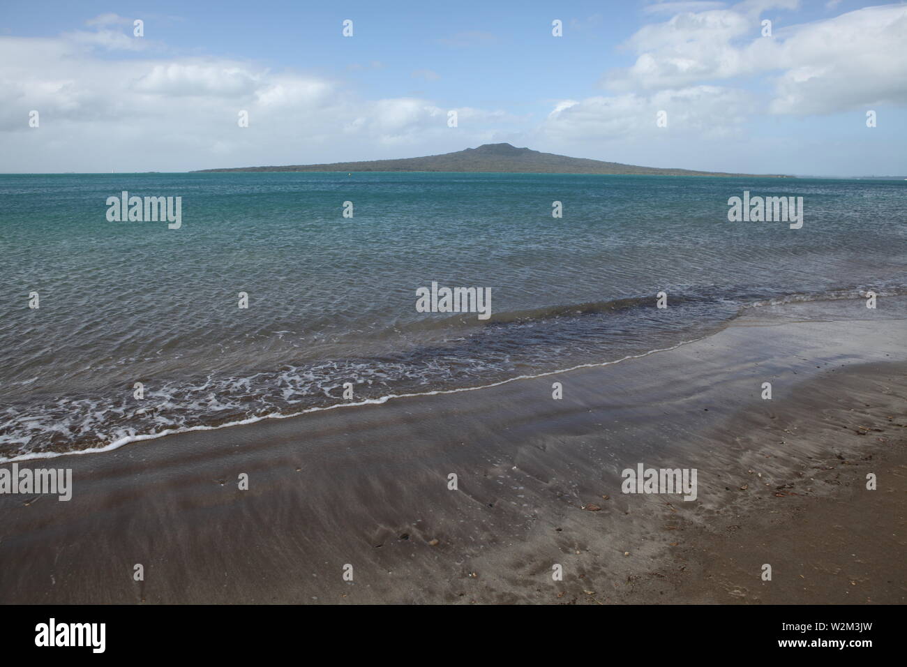 Iconico Rangitoto vulcano sull Isola di Rangitoto. Foto scattata da tje North Shore di Auckland, in Nuova Zelanda. In primo piano è di North Shore. Foto Stock