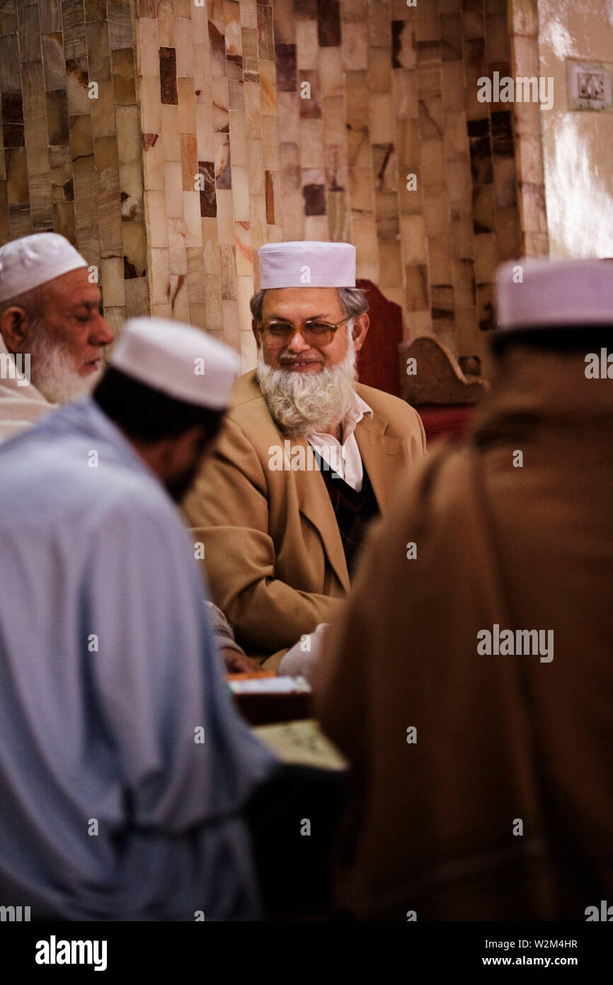 Il dottor Mohammad Iqbal Khalil, 51, è un medico e leader religiosi e un membro di un Comitato interconfessionale formata dal National Aids Control Program e UNICEF, coinvolti nella conduzione della consapevolezza del AIDS corsi di formazione per i leader religiosi. Parte del 'ritratti di Impegno" progetto di libro su individui la prevenzione della diffusione dell' HIV/AIDS, commissionata dal titolo commissionato dalla Regione Asia Pacifico Leadership Forum e l'UNAIDS. A Peshawar, Pakistan. Febbraio 15, 2007. Foto Stock