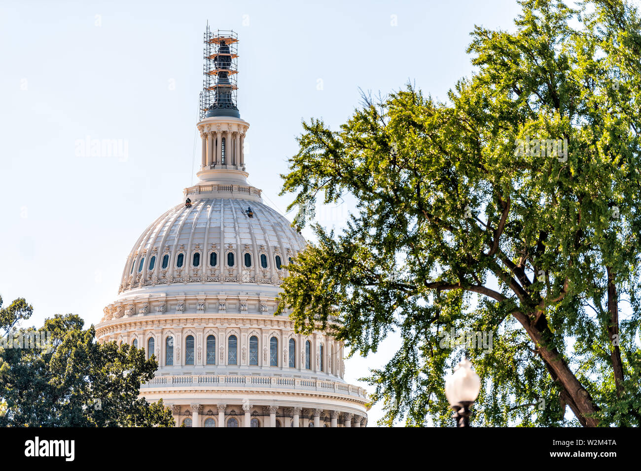 Il Congresso Usa dome con sullo sfondo di un cielo in Washington DC, Stati Uniti d'America su Capitol Hill con colonne, pilastri e lavoratori edili verniciatura esterna Foto Stock