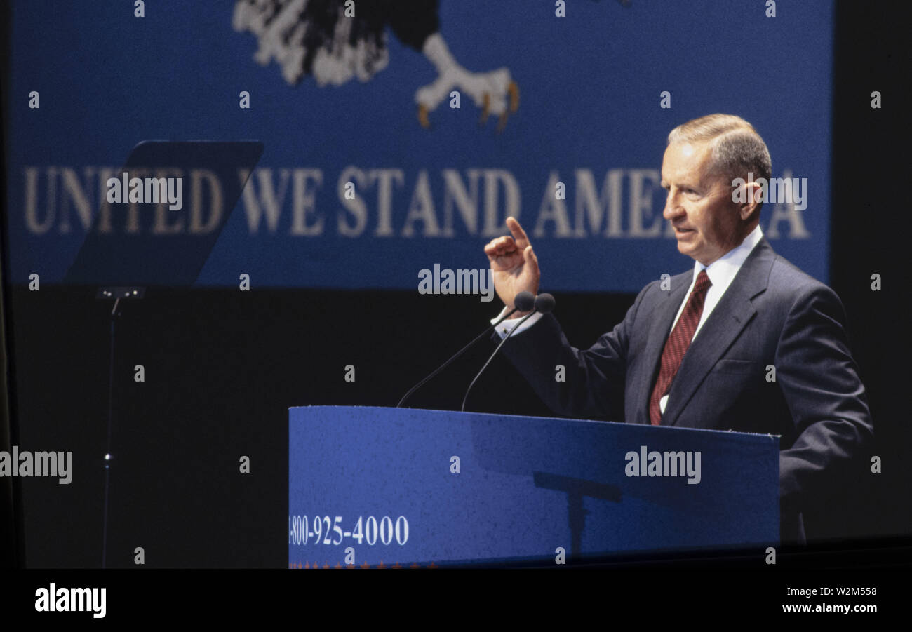 Dallas, Texas, Stati Uniti d'America. 9 Luglio, 2019. Texas imprenditore miliardario, filantropo ed ex politicante H. Ross Perot di Dallas a United We Stand America rally nel 1995 alla Reunion Arena. Perot passati Luglio 9, 2019 all'età di 89. Perot terzi della candidatura ha ottenuto il 19% del voto popolare nel Novembre,1992 che ha portato a Bill Clinton di essere eletto presidente. Credito: Bob Daemmrich/ZUMA filo/Alamy Live News Foto Stock