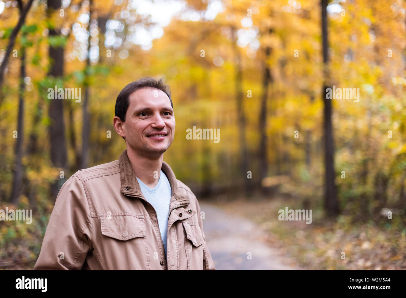 Virginia Giallo autunno alberi sfondo bokeh di Fairfax County nel nord VA sul Sugarland eseguire Stream Valley Trail con uomo felice ritratto closeup Foto Stock