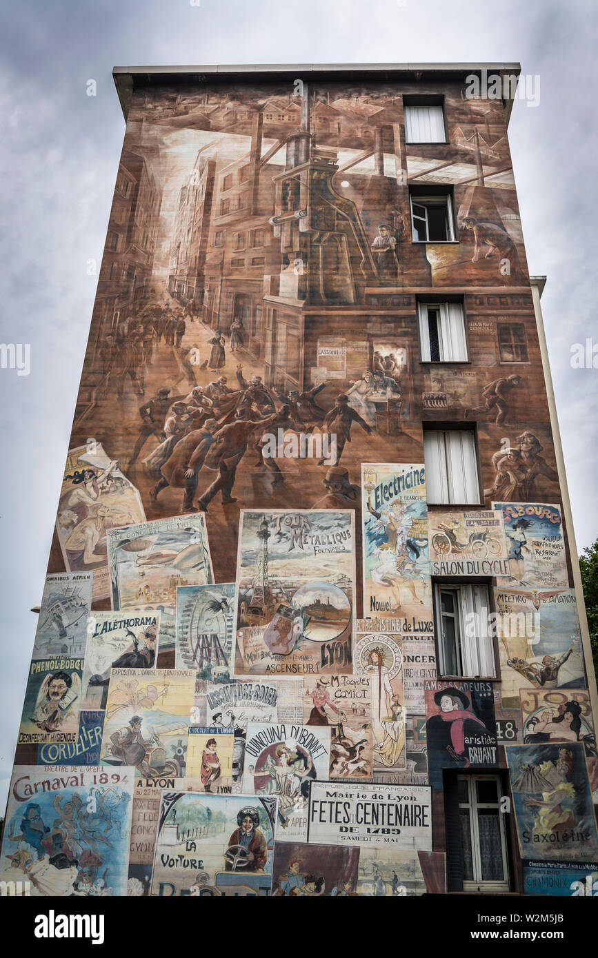 Il Musée Urbain Tony Garnier, pitture murali dipinte negli anni ottanta è un museo a cielo aperto che rende omaggio alle opere di Tony Garnier nell'indus utopica Foto Stock