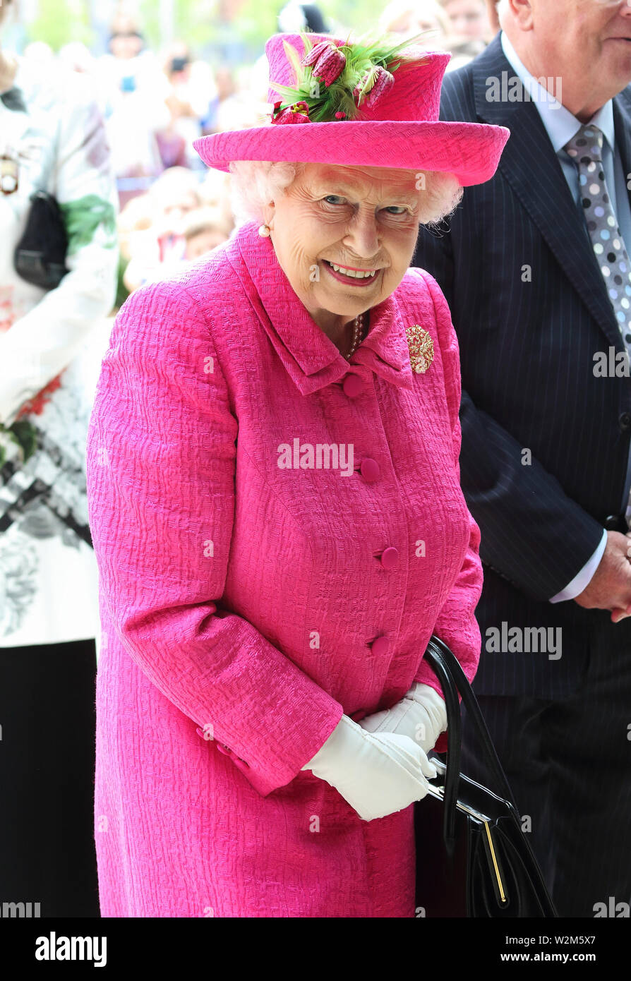 Cambridge, Regno Unito. 09 Luglio, 2019. La regina Elisabetta II apre ufficialmente la nuova Royal Papworth Hospital sul Cambridge Campus Biomedico. Ella si è incontrato con il personale e i pazienti durante la sua visita, nonché vedendo alcuni dei servizi presso la rinomata in tutto il mondo come il cuore e i polmoni ospedale. Credito: SOPA Immagini limitata/Alamy Live News Foto Stock