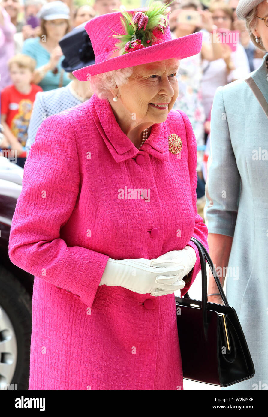 Cambridge, Regno Unito. 09 Luglio, 2019. La regina Elisabetta II apre ufficialmente la nuova Royal Papworth Hospital sul Cambridge Campus Biomedico. Ella si è incontrato con il personale e i pazienti durante la sua visita, nonché vedendo alcuni dei servizi presso la rinomata in tutto il mondo come il cuore e i polmoni ospedale. Credito: SOPA Immagini limitata/Alamy Live News Foto Stock