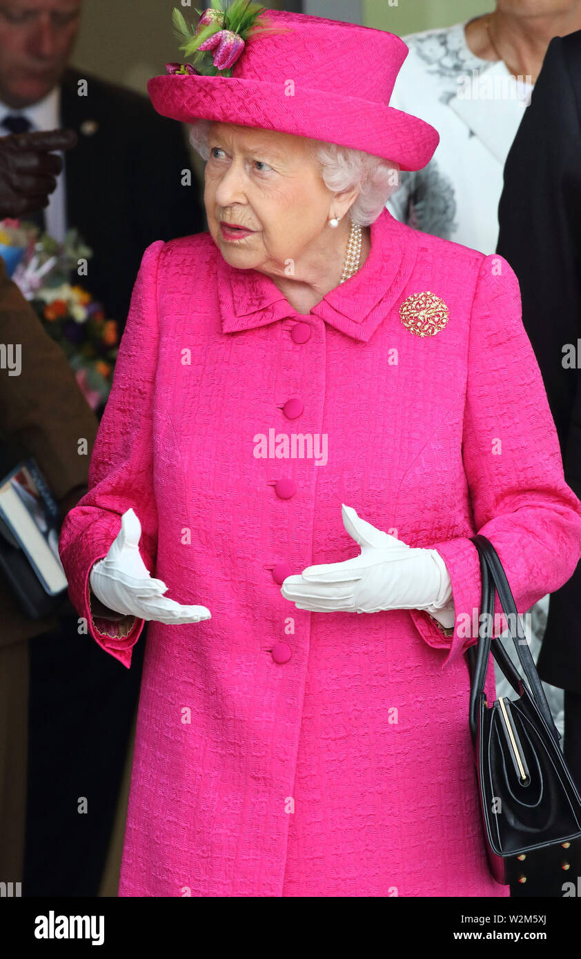 Cambridge, Regno Unito. 09 Luglio, 2019. La regina Elisabetta II apre ufficialmente la nuova Royal Papworth Hospital sul Cambridge Campus Biomedico. Ella si è incontrato con il personale e i pazienti durante la sua visita, nonché vedendo alcuni dei servizi presso la rinomata in tutto il mondo come il cuore e i polmoni ospedale. Credito: SOPA Immagini limitata/Alamy Live News Foto Stock