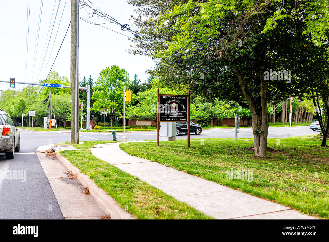 Mclean, Stati Uniti d'America - 28 Aprile 2019: segno per Fairfax County centro governativo in Virginia Street con sfere Hill Road Foto Stock