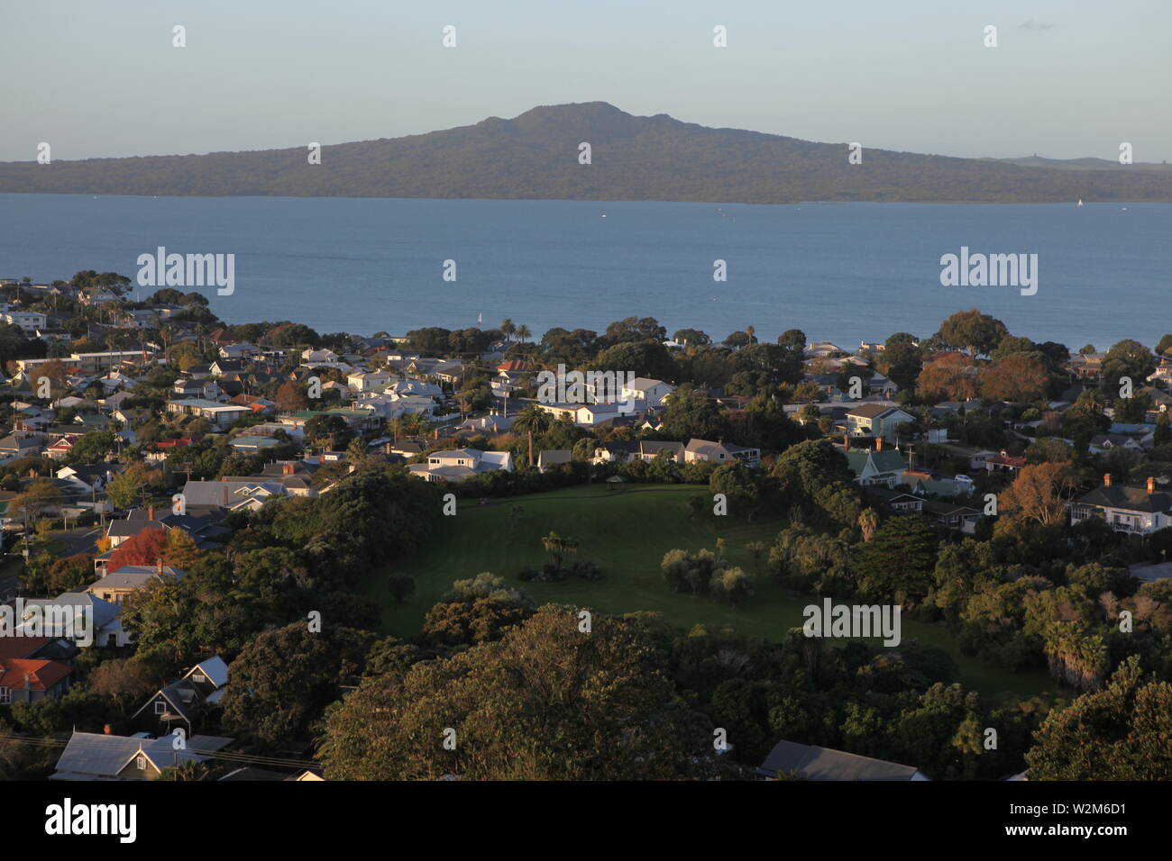 Iconico Rangitoto vulcano sull Isola di Rangitoto. Foto scattata da tje North Shore di Auckland, in Nuova Zelanda. In primo piano è di North Shore. Foto Stock