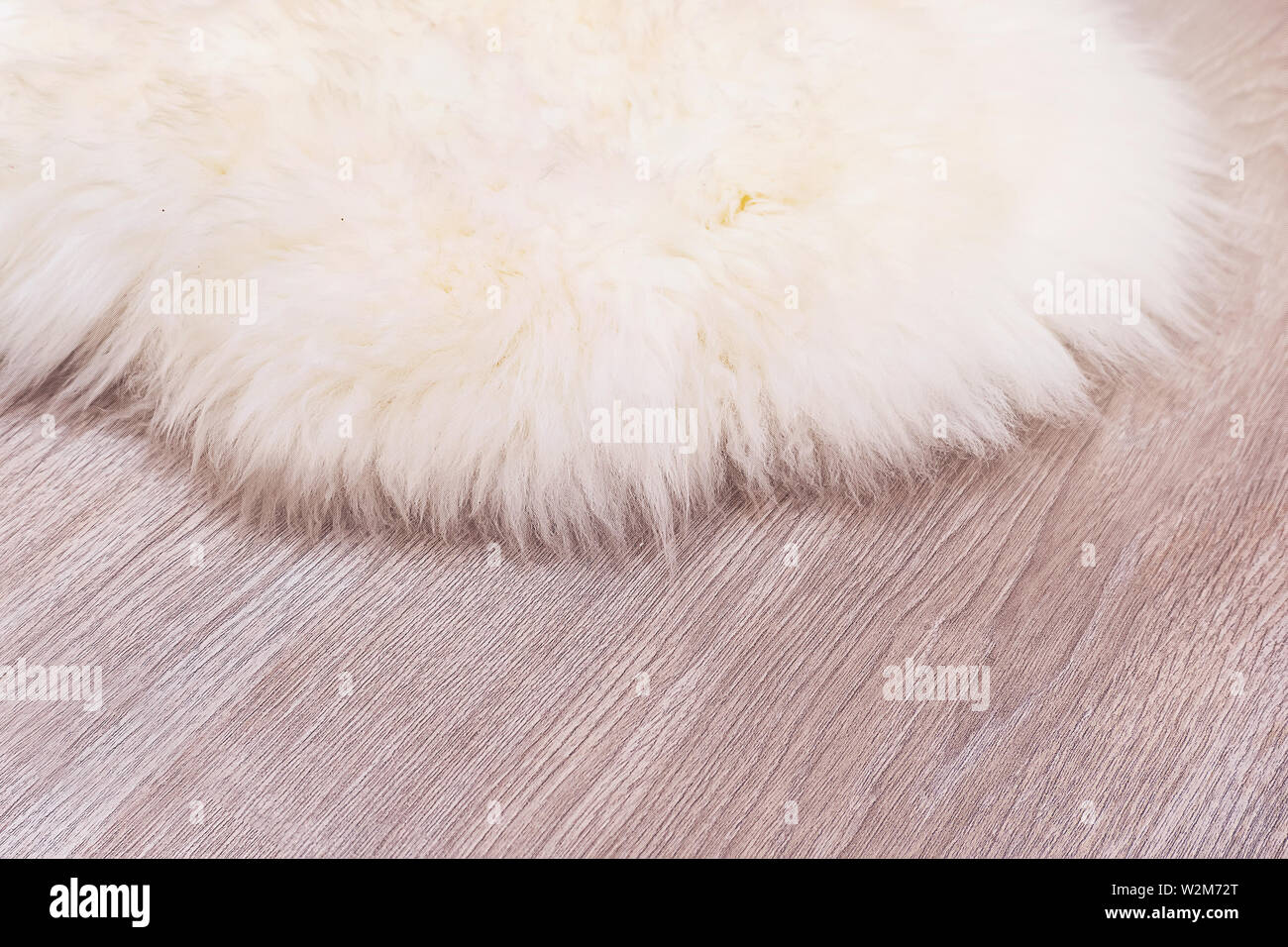 Pelliccia decorativa tappeto sul pavimento di legno di sfondo Foto Stock