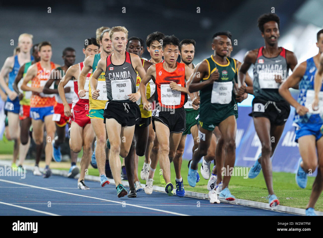 Napoli, Italia. 9 Luglio, 2019. Gli atleti competere durante gli uomini dei 10.000 m finale al trentesimo Universiade estiva a Napoli, Italia, Luglio 9, 2019. Credito: Zheng Huansong/Xinhua/Alamy Live News Foto Stock