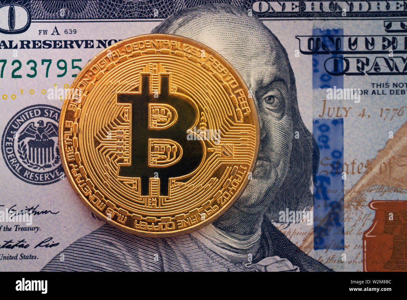 Golden bitcoin su centinaia di fatture del dollaro con Franklin. Cryptocurrency sfondo. Foto Stock