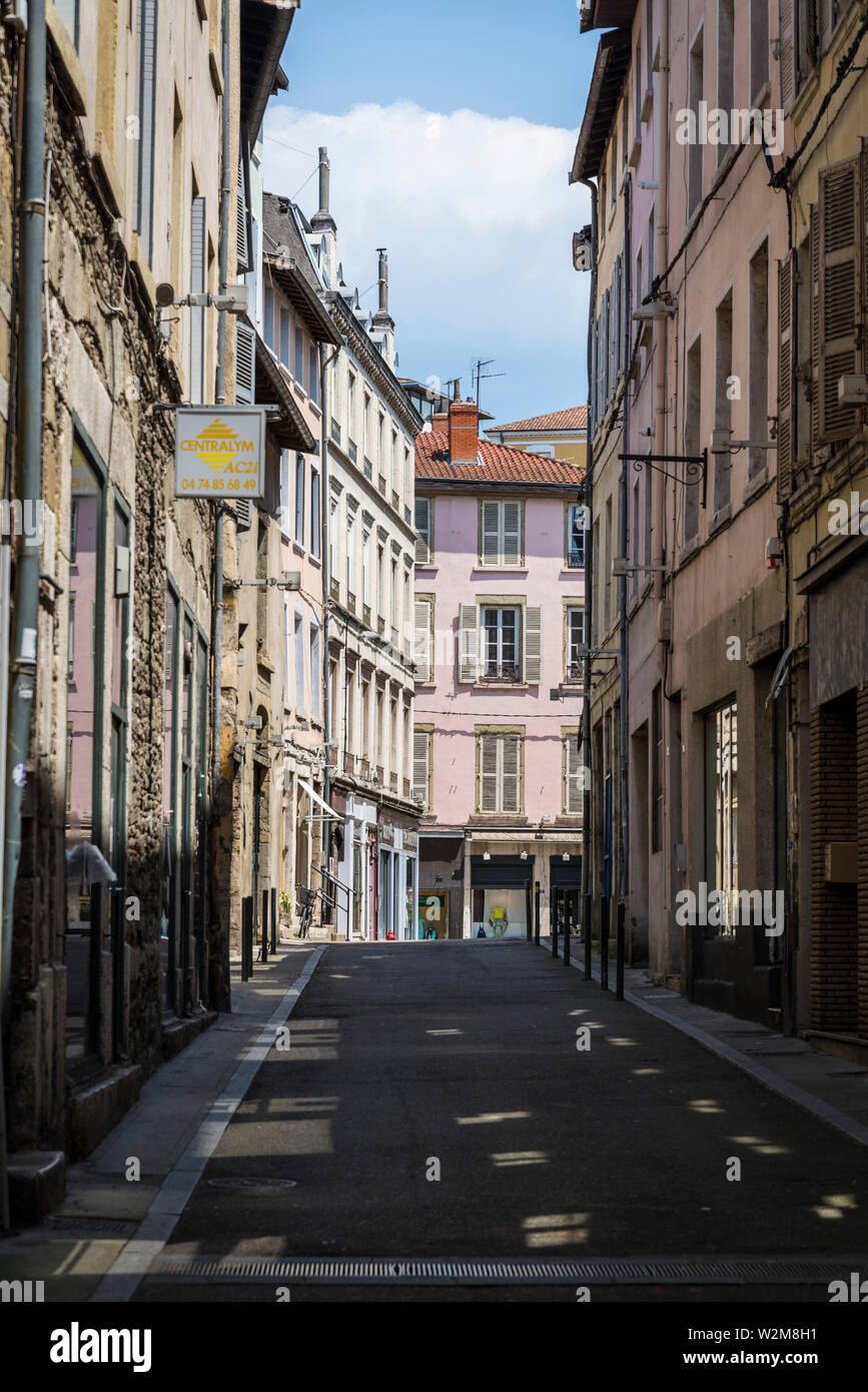 Stretta strada deserta in Vienne, cittadina nei pressi di Lione, Francia Foto Stock