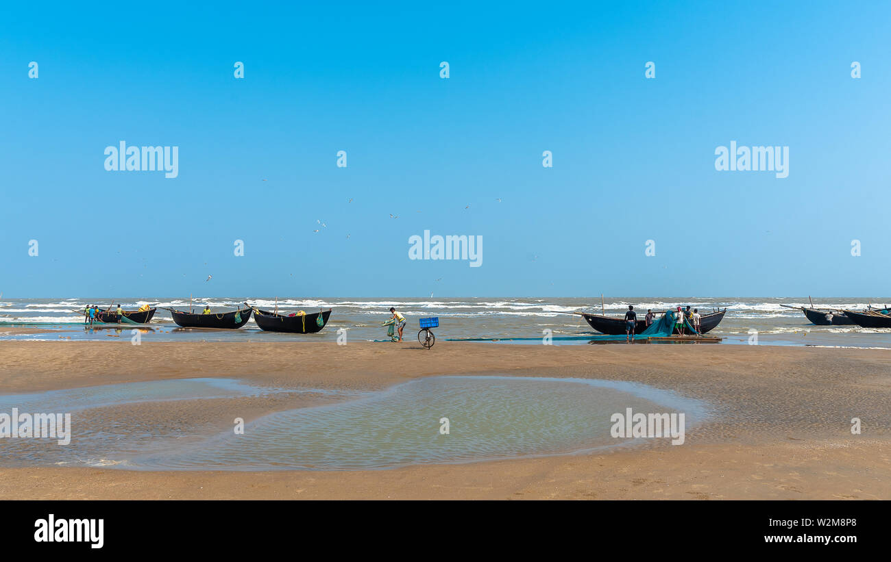 Digha, West Bengal, India.- maggio 30,2019. I pescatori restituito dopo la cattura di pesci di piccole dimensioni e la loro vendita al grossista nel mercato locale. Foto Stock